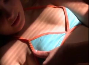 Студентки лесбиянки ласкаются друг с дружкой